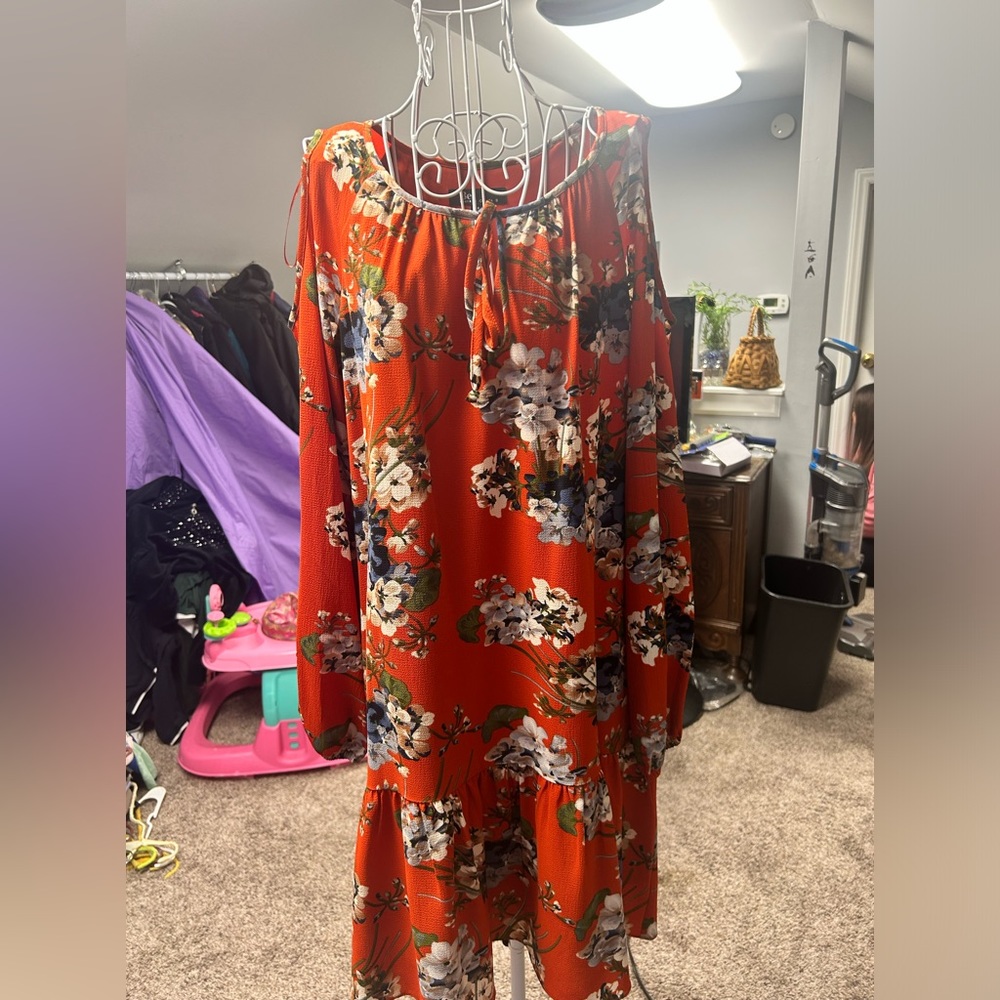 BE by Chetta brand. Long sleeve with cold shoulder. Ties in front. Size 8 dress